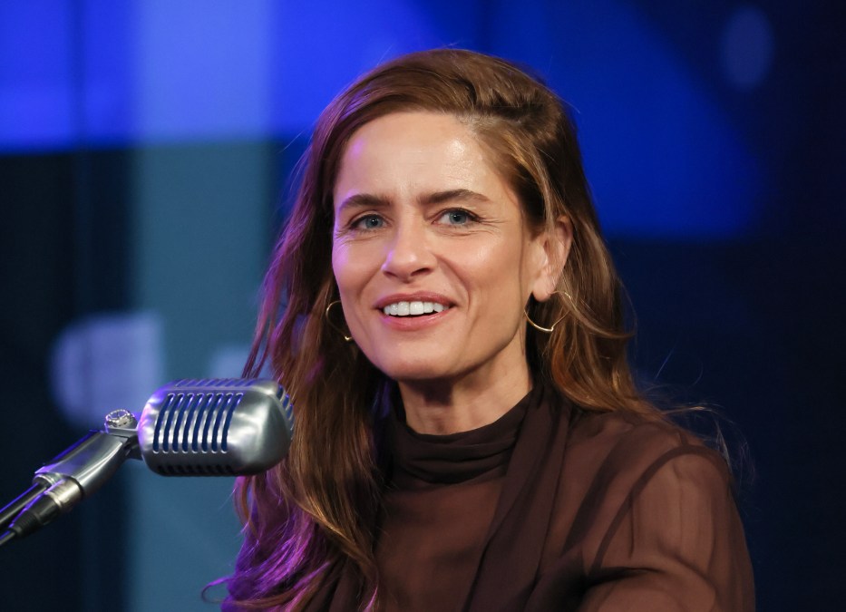 Amanda Peet.