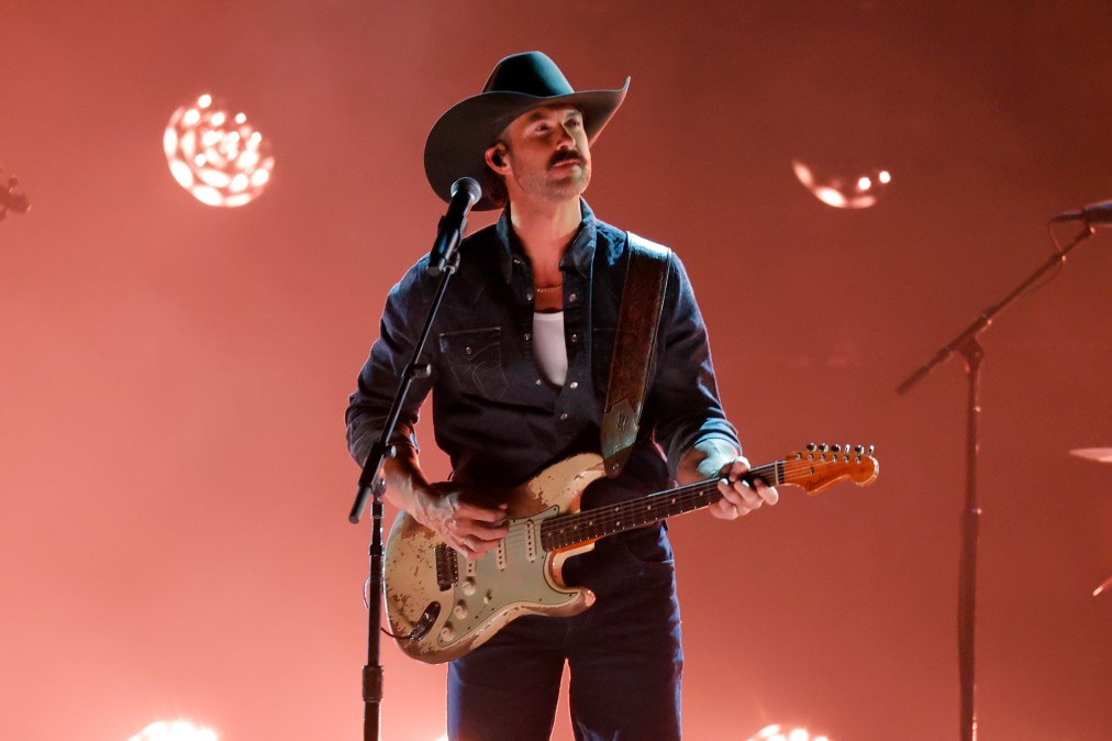 Riley Green performing.