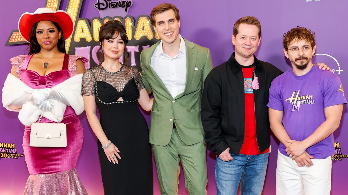 Shanica Knowles, Anna Maria Perez de Tagle, Cody Linley, Jason Earles, and Moisés Arias