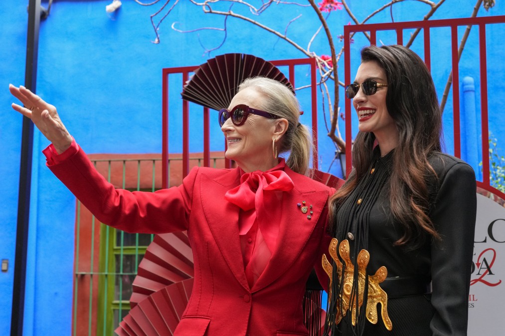 Anne Hathaway (R) and Meryl Streep during a conference for 'The Devil Wears Prada 2.'