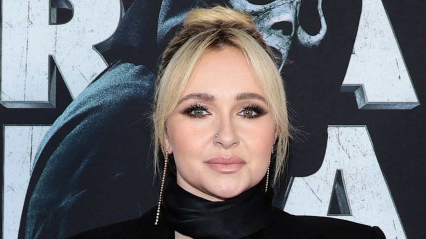 Hayden Panettiere poses for photos at event for "Scream"