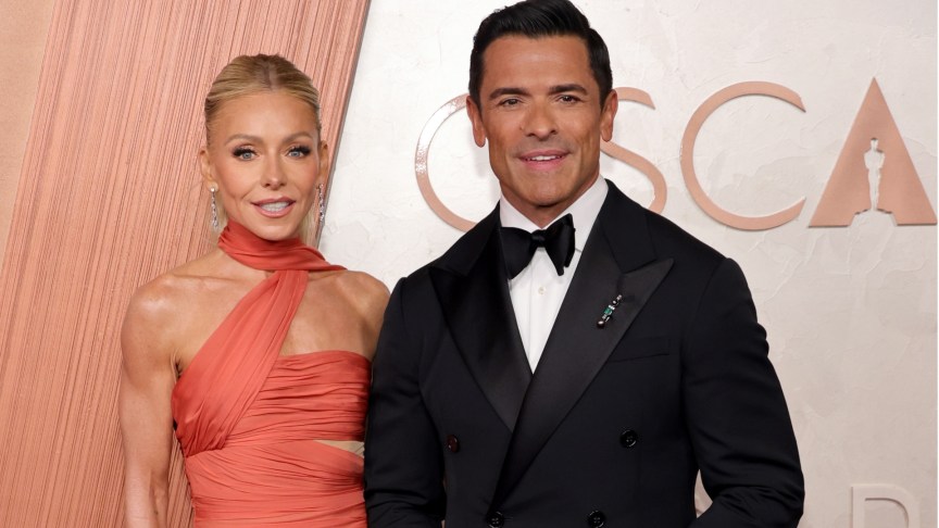 Kelly RIpa and Mark Consuelos