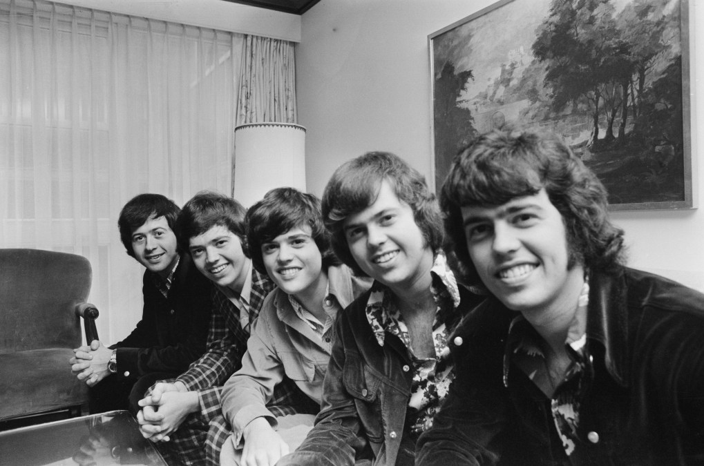 Donny Osmond (middle) and Alan Osmond (right) with their siblings.