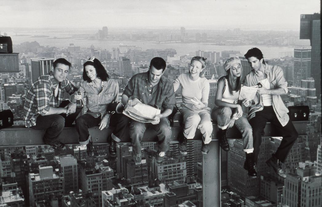 1999 Matthew Perry, Jennifer Aniston, Courteney Cox, Matt Le Blanc, Lisa Kudrow, And David Schwimmer Star In The Latest Season Of "Friends." 