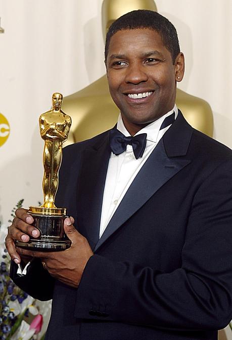 Denzel Washington with his Oscar for Glory, one of the best classic movies on Netflix