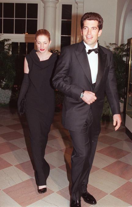 John F. Kennedy Jr and his wife Carolyn Bessette Kennedy (L) arrive at the White House 05 February for a state dinner