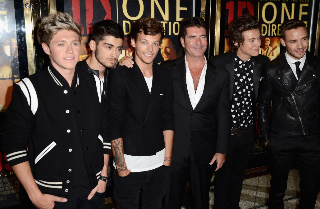 Simon Cowell (C) with (L-R) Niall Horan, Zayn Malik, Louis Tomlinson, Harry Styles and Liam Payne from One Direction attend the "One Direction This Is Us" world premiere