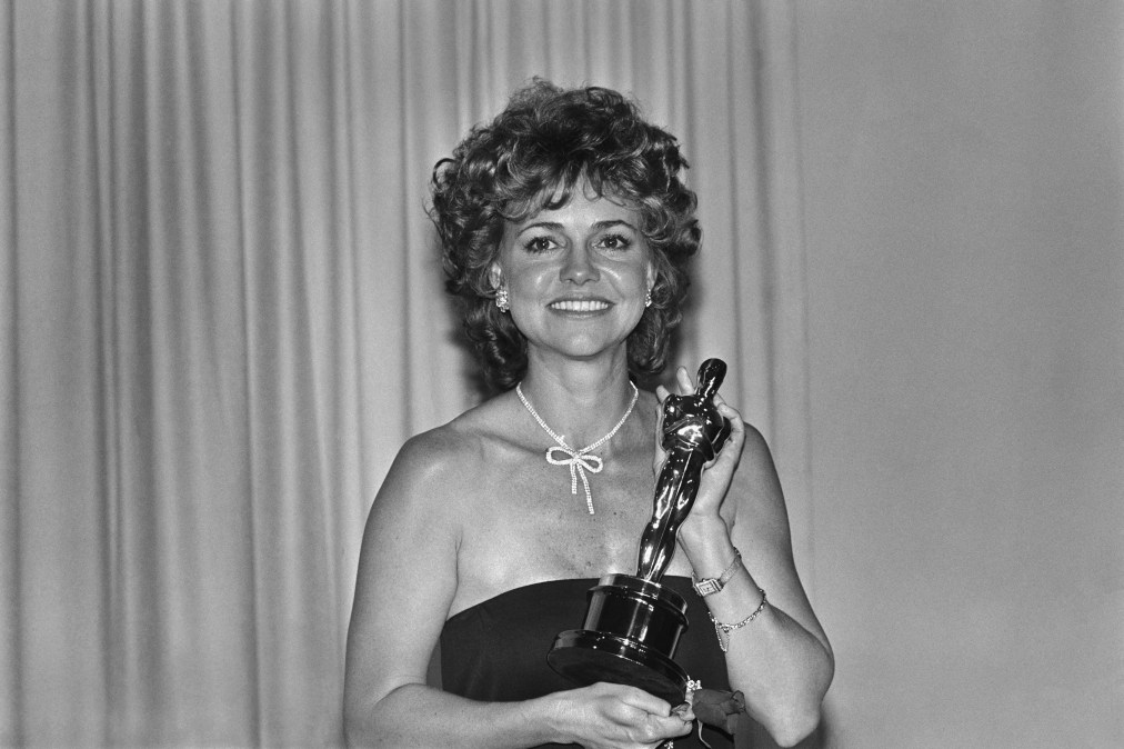 US actress Sally Field poses on March 25, 1985 after being awarded with the Academy Award for Best Actress for her role in Places in the Heart