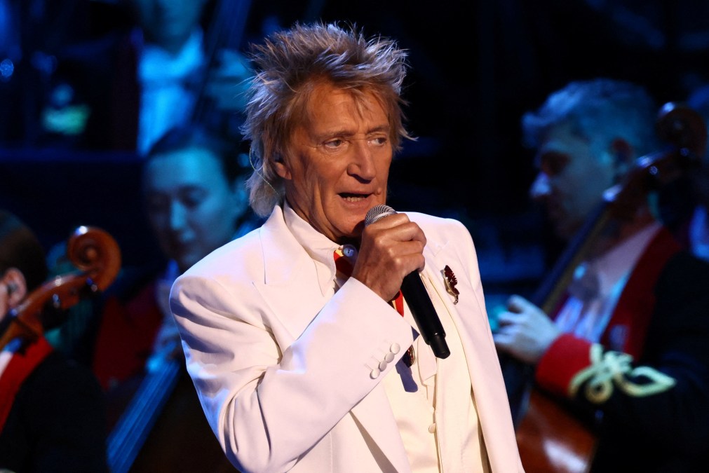 Rod Stewart Recovering From Sinus Infection