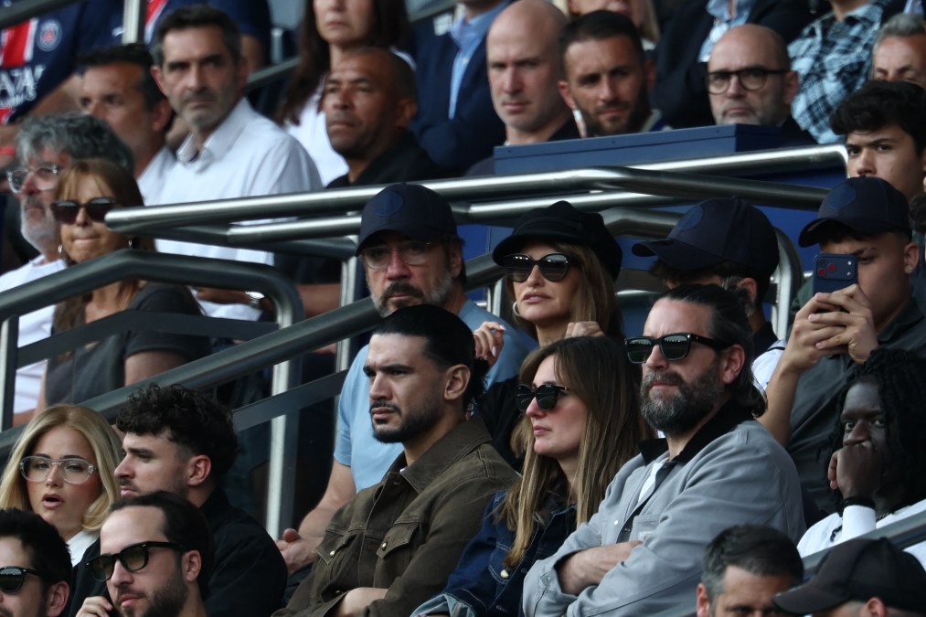 Spanish actor Javier Bardem (C,L) and Spanish actress Penelope Cruz (C,R) 