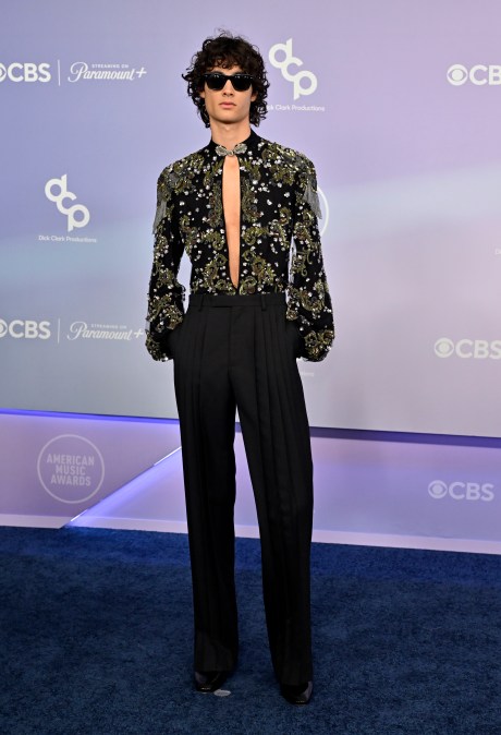 Sombr n the American Music Awards of 2026 red carpet.