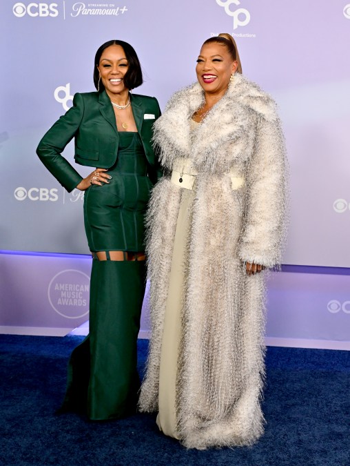 Eboni Nichols and Queen Latifah pose at the AMAs