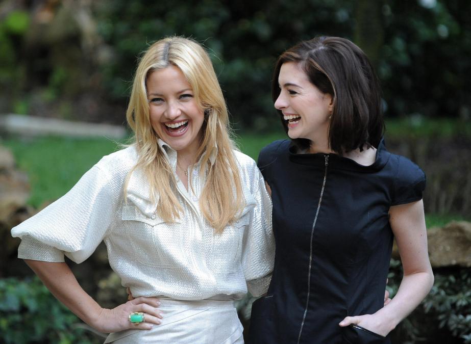 Kate Hudson and Anne Hathaway pose during a photocall of the film "Bride Wars."