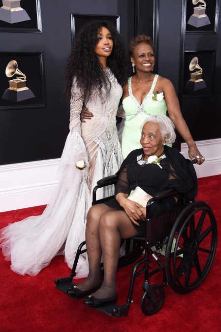 SZA with her mom and grandmother 2018 Grammys