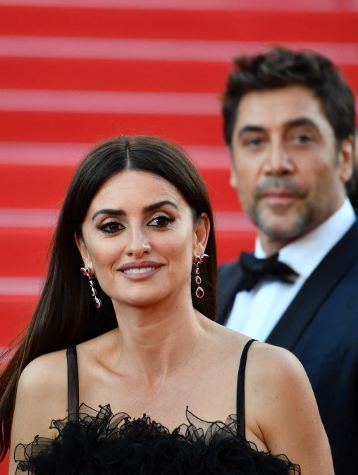 Spanish actor Javier Bardem (R) and Spanish actress Penelope Cruz pose as they arrive on May 8, 2018 for the screening of their film "Todos Lo Saben (Everybody Knows)"