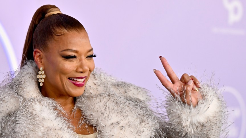 Queen Latifah poses on the red carpet of the AMAs