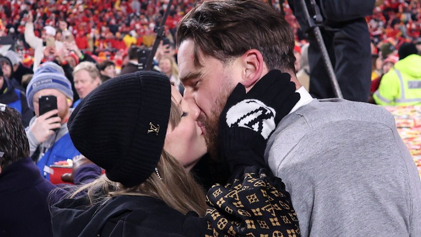 Taylor Swift Travis Kelce Kiss