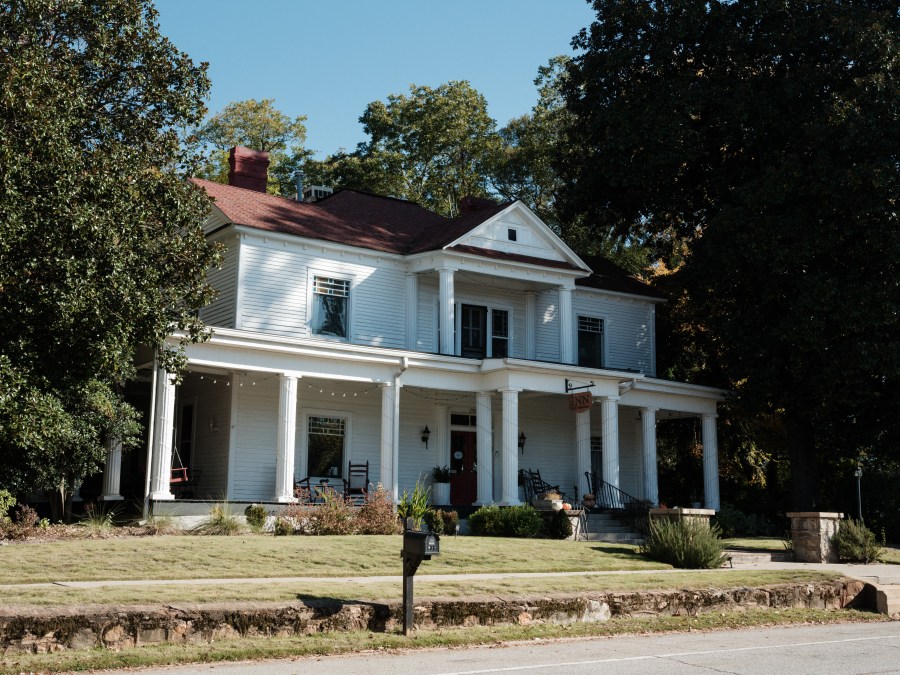 Veranda Historic Inn, featured in Fried Green Tomatoes, one of the best classic movies on Netflix 