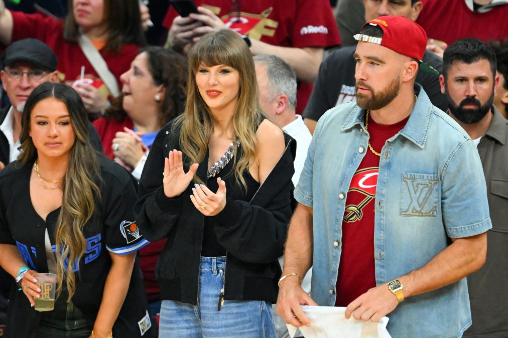Singer Taylor Swift and Travis Kelce