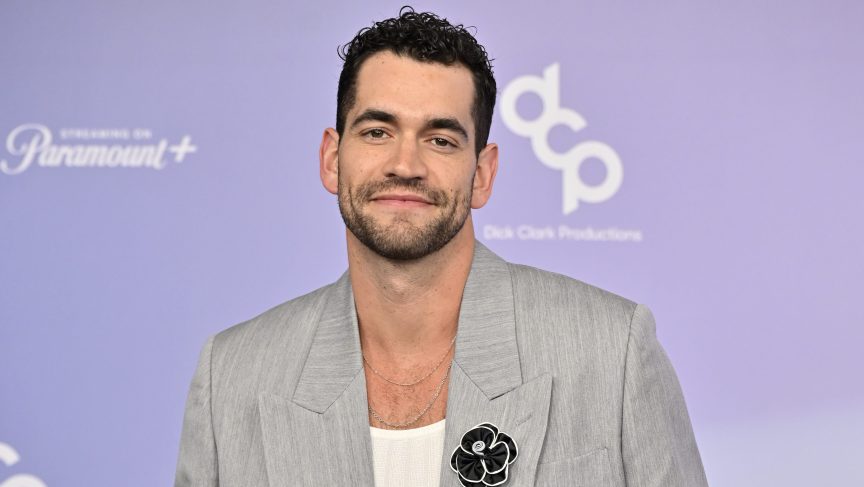 Jesse Solomon poses on the red carpet at the 52nd American Music Awards in Las Vegas.