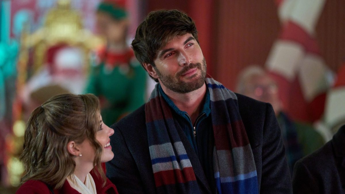 Jen Lilley and Nick Bateman in Hallmark's 'Love Under the Mistletoe'