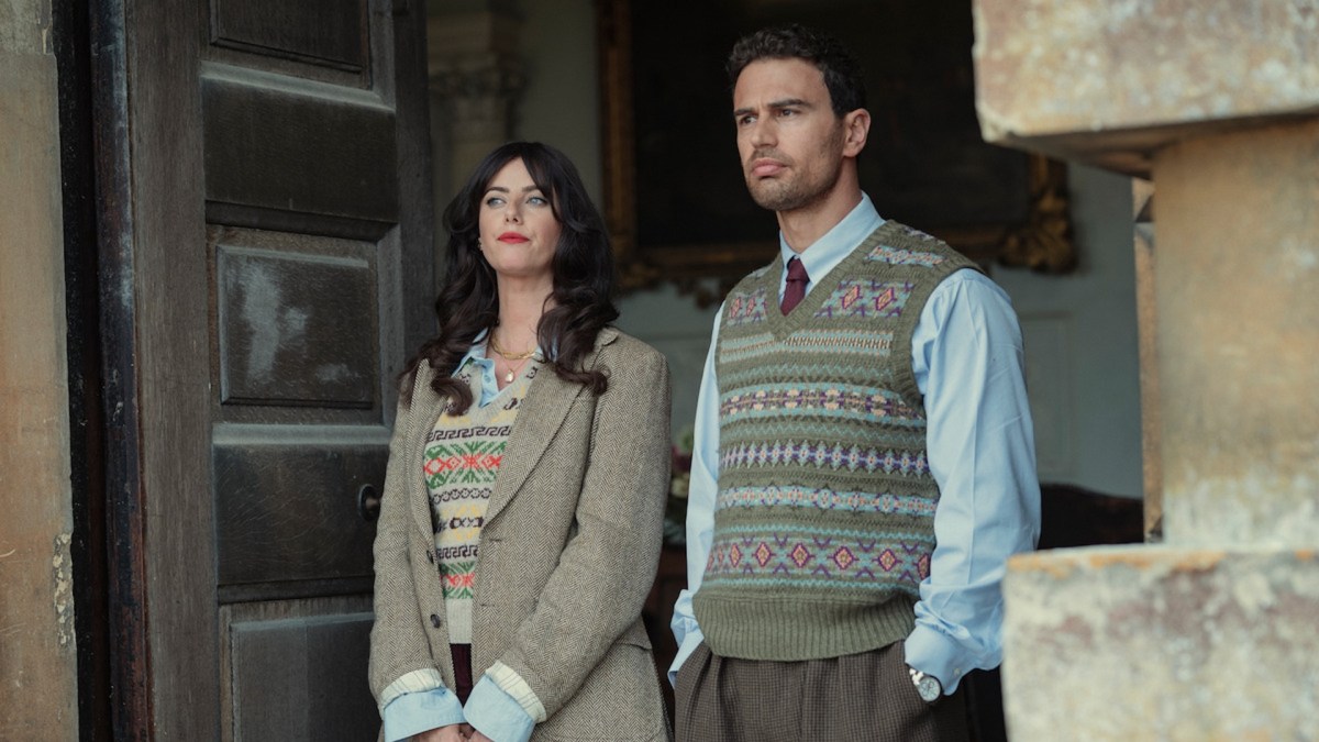 Kaya Scodelario as Susie Glass and Theo James as Eddie Horniman in 'The Gentlemen.'