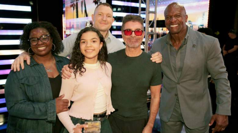 Lai Noelle, Simon Cowell, Terry Crews pose together backstage on 'America's Got Talent.'