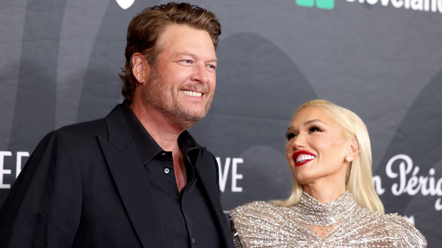 Blake Shelton and Gwen Stefani smiling