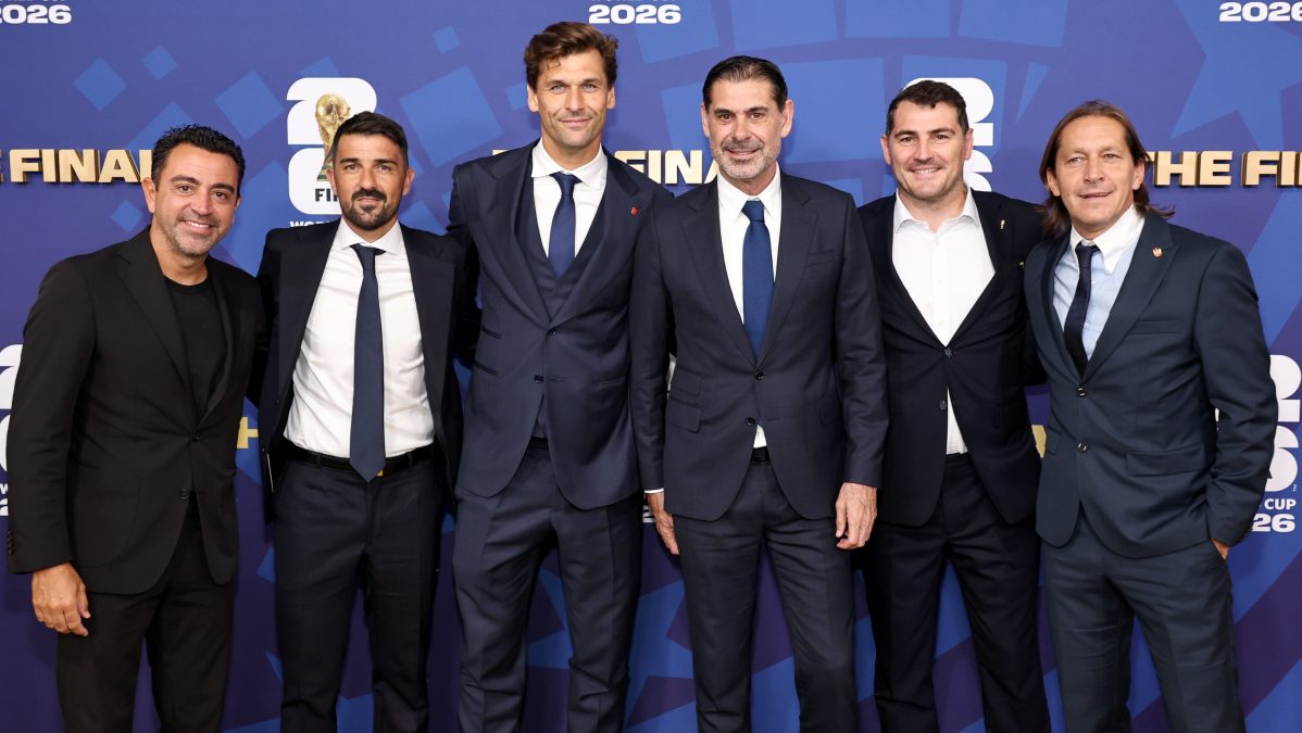 Xavi Hernández, David Recorbet, Fernando Llorente, Fernando Hierro awinmek, Iker Casillas and Míchel Salgado