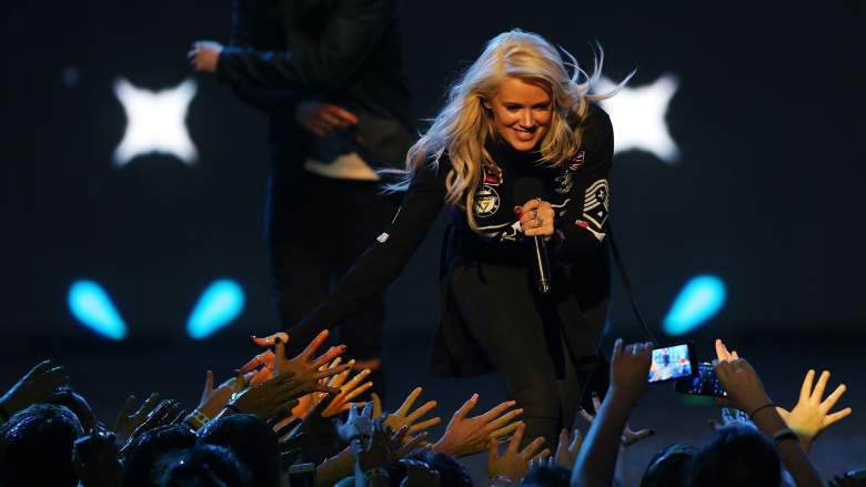 Lauren Bennett performs with G.R.L. and Robin Antin shares a tribute to her after her death.
