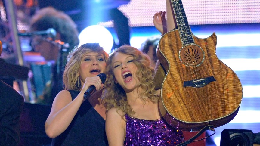 Jennifer Nettles and Taylor Swift performing onstage.