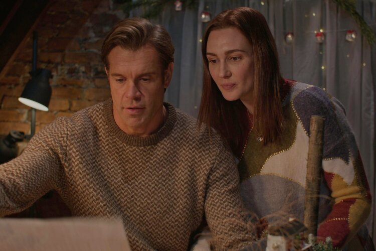 Stephen Huszar and Katherine Barrell in Hallmark's "O Little Christmas Market"