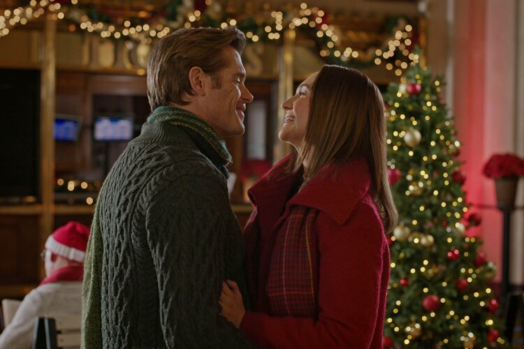 Stephen Huszar and Katherine Barrell in Hallmark's "O Little Christmas Market"