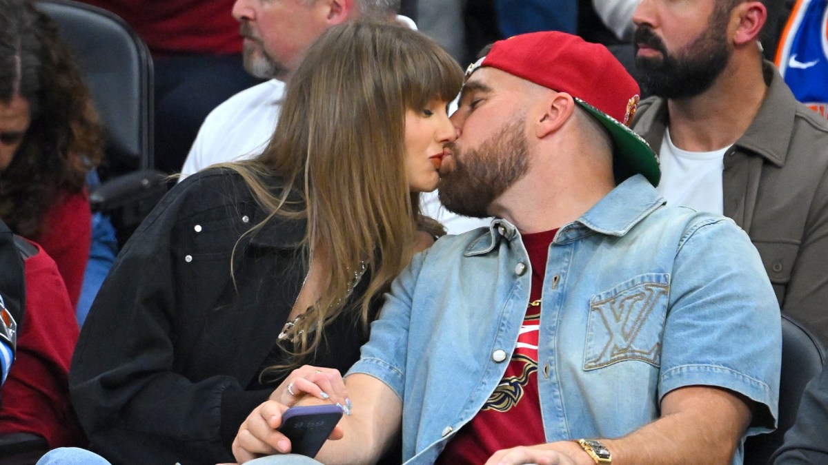 Taylor Swift and Travis Kelce kissing