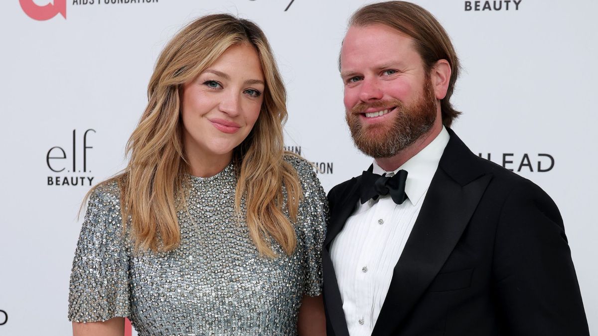Abby Elliott and Bill Kennedy attend the Elton John AIDS Foundation's 33rd Annual Academy Awards Viewing Party.