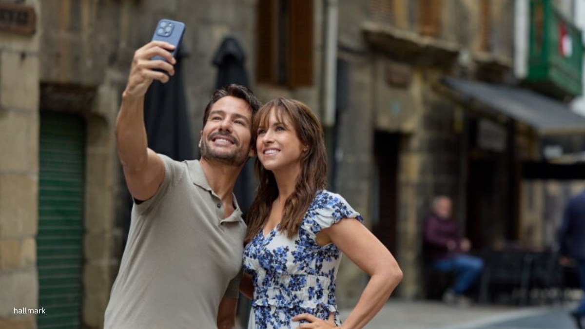 Alejandro Albarrac&iacute;n and Lacey Chabert