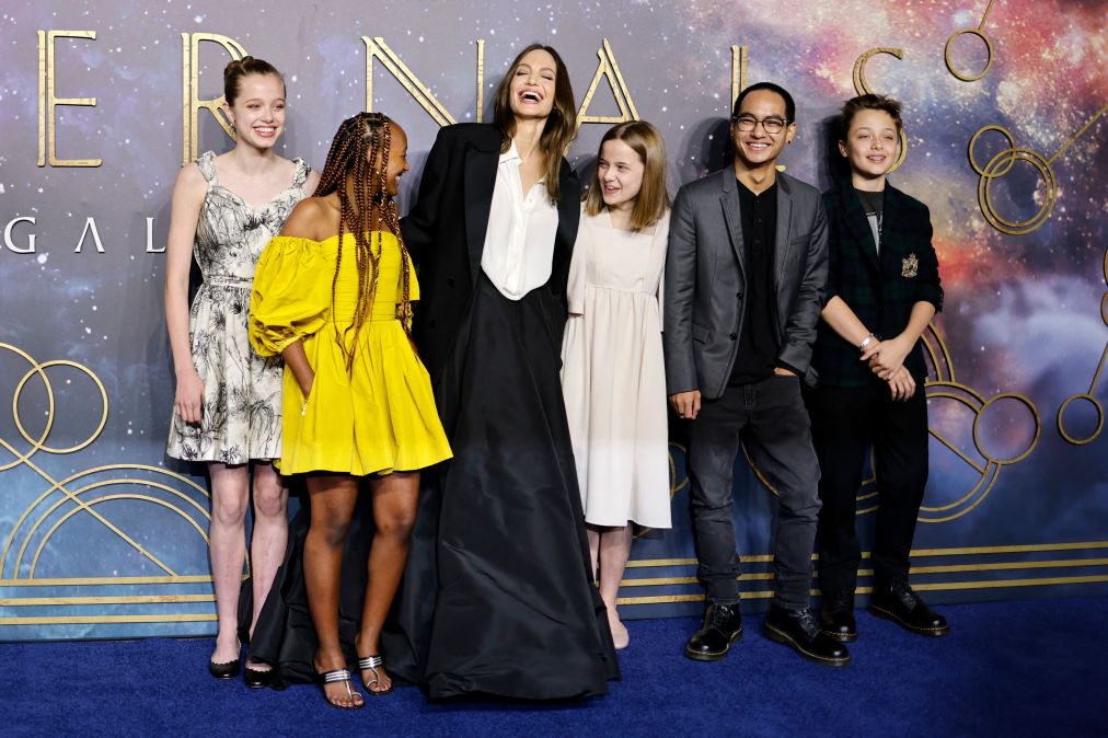 US actor Angelina Jolie (3rd L) poses with her children, (L-R) Shiloh Jolie-Pitt, Zahara Jolie-Pitt, Vivienne Jolie-Pitt, Maddox Jolie-Pitt and Knox Jolie-Pitton